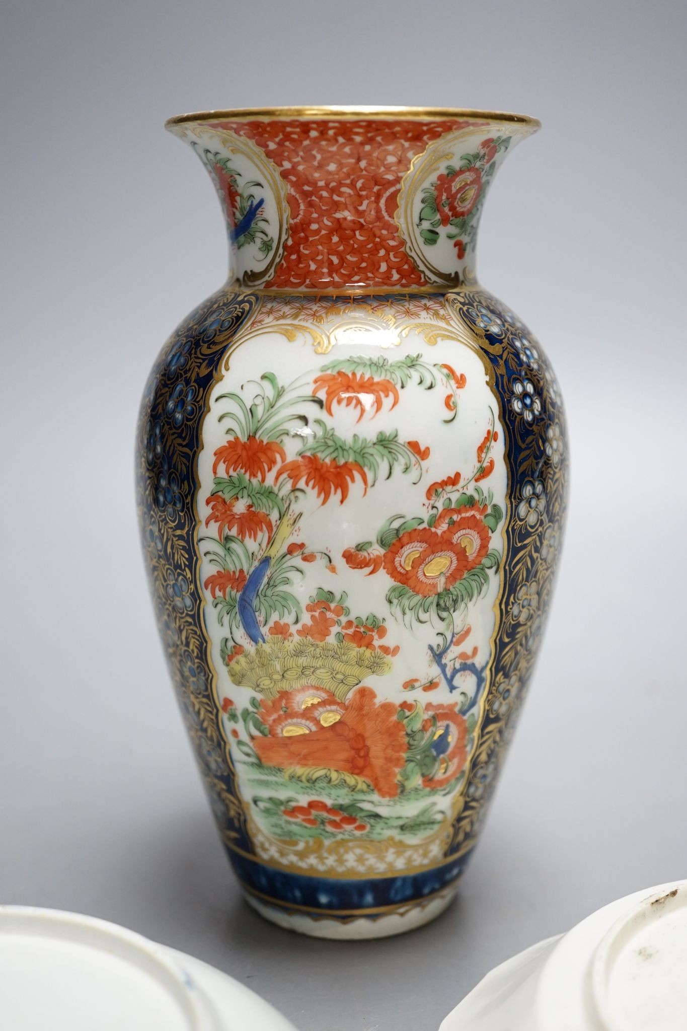 A Worcester kakiemon-style vase and two similar cups and saucers, circa 1775–80